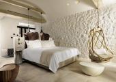 Dormitorio espacioso en hotel boutique en la isla de Mykonos bellamente diseñado habitacion lujosa diseno unico grecia