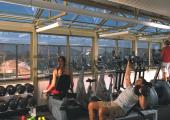 En el gimnasio los visitantes pueden entrenar disfrutando del paisaje gimnasio equipado vistas