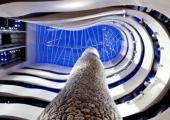 La escultura Ciprés Fósil llena el espacioso atrio del hotel escultura ariscal hoteles bilbao