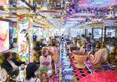 jovenes turistas visitan shinjuku robot restaurant