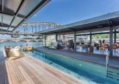Bar y piscina en forma de U para relax completo en OFF Paris Seine momentos relajantes piscina exterior hotel flotante