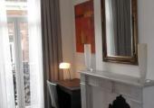 Algunas habitaciones de este hostal en Bruselas disponen chimenea deco con chimenea