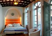 dormitorio iluminado vigas antiguas 