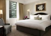 Dormitorio chic en este hotel de lujo urbano con magníficas vistas a la ciudad dormitorio elegancia comodidad