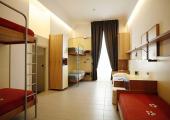 Habitación en hostel en Sorrento para 6 personas dormitorio amplio seis camas