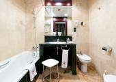 Todas las habitaciones en este hotel en Barcelona tienen baños completos bano amplio comodo bien equipado