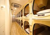 Habitación tipo capsula con una taquilla personal para alojamiento de una noche hotel tokio alojamiento económico