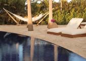 piscina hotel lujo alrededor jardines arboles