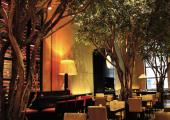 En el restaurante con jardín los visitantes disfrutan de una cocina fina y rica jardin restaurante mejores hoteles nueva york