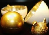 Huevo de la gallina con tamaño de huevo con una gallina de oro escondida dentro magnifico regalo zar ruso