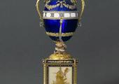 El primero de los huevos Faberge es de color azul y tiene incorporado un reloj preciosidad joya reloj dentro