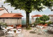 Desayuno en la terraza con vistas de La Scuola Pensión, B & B and b pueblo italiano montanoso