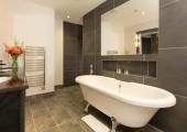 Amplio y cómodo baño privado diseñado en lujo bano elegante privado suite lujosa