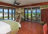 Suite espaciosa en hotel lujoso con vistas impresionantes marriott guanacaste resort costa rica