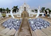 Un mar de manos simbolizando los sufrimientos en la vida física templo tailandia simbolo dolor