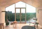 La fachada frontal está fabricada de cristal casa construida materiales reciclados