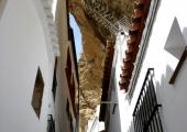Una calle sin sol llamada calle de la sombra calle estrecha pueblo espanol