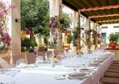 Un amplio patio con jardín con bar, perfecto para reuniones, eventos hoteles valencia eventos