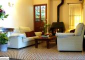 Momentos de relax en la coqueta sala con chimenea sala comoda cases noves