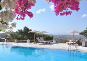 Piscina al aire libre con solárium para momentos relajantes vacaciones relax hotel moderno