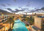 Hotel ultralujoso con arquitectura y diseño estilo Riviera francesa piscina laguna resort versace