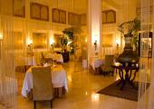 Los restaurantes de este resort de lujo ofrecen platos riquísimo cocina deliciosa restaurante resort zanzibar