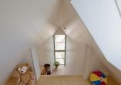 En el altillo hay un espacio creado para la niña de la familia sitio jugar situado en loft