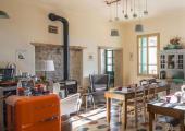 Habitación de viejo colegio convertida en cocina comedor en económico hostal italiano comida rica hostal simpatico italia