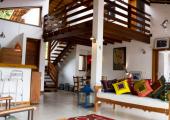 Suite espacioso diseño chic con elementos tradicionales suite decorado colores vivos
