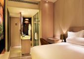 Suite lujosa con ropa de cama de algodón egipcio elegante suite hotel naumi