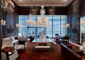 Suite amplio con decoración con cristales de la marca Baccarat