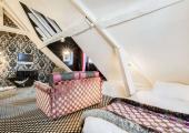 Suite confortable con techo angular y vigas, diseñado por diseñador famoso hotel boutique diseno irrepetible