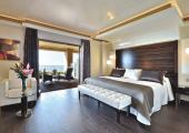 Dormitorio con terraza con vista espectacular en uno de los hoteles Vincci en Málaga suite lujo hotel vincci