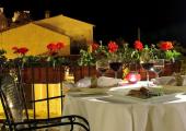 Cenar en la terraza de la casa rural, bajo las estrellas visitantes disfrutan noches alicantinas