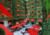 El patio del hotel Plaza Athénée de París alberga el restaurante La Cour Jardin coqueto restaurante hotel lujoso