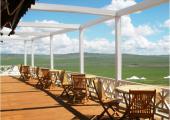 Se puede tomar un té en la terraza abierta con vistas fantásticas sobre la pradera relax hs-khaan-resort-hotel-mongolia