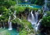 Parque nacional de los Lagos de Plitvice fue candidato para las siete maravillas naturales del mundo agua cayendo belleza extraordinaria
