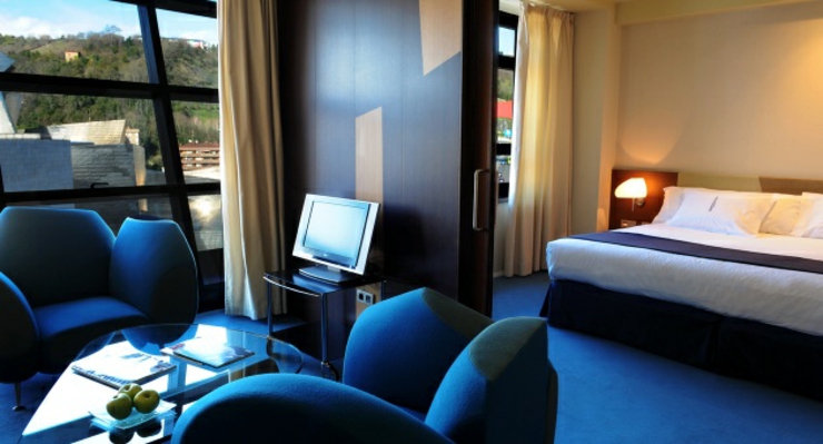 Suite amplia, con diseño personalizado, ofrece confort y lujo confort lujo hoteles bilbao