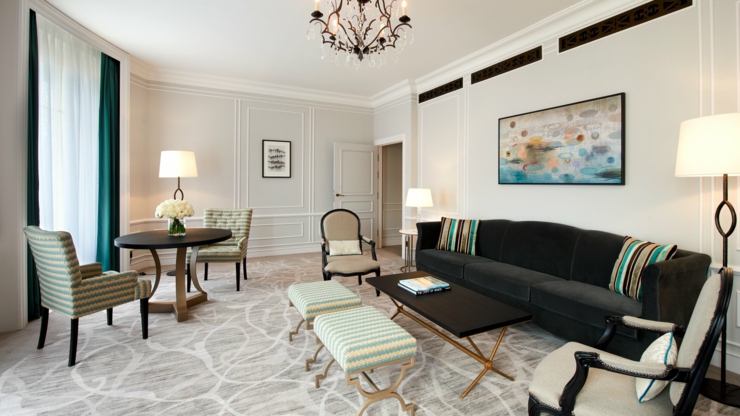 Glamorosa suite de hotel boutique espaciosa y bien iluminada por luz natural elegante suite lujo confort