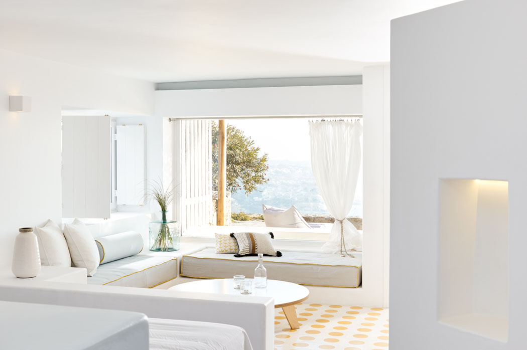 Suite lujoso diseñado en estilo mediterráneo en color blanco hotel agnandi isla mykonos