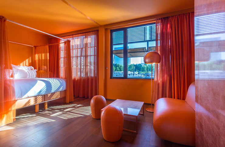 Suite diseñada en color vivo con vista fabulosa alojamiento extravagante sobre rio sena