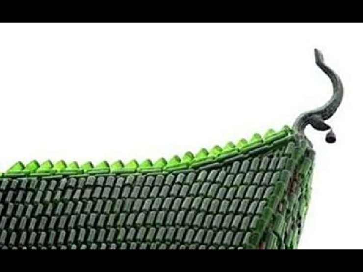 Los tailandeses han participado en la tarea de acumulación de botellas de cerveza pueblo tailandes ayuda realizar idea