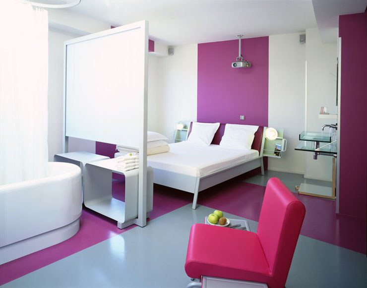 Cada habitación cuenta con un diseño personalizado vinculado con Miró suite lujosa hotel joan miro