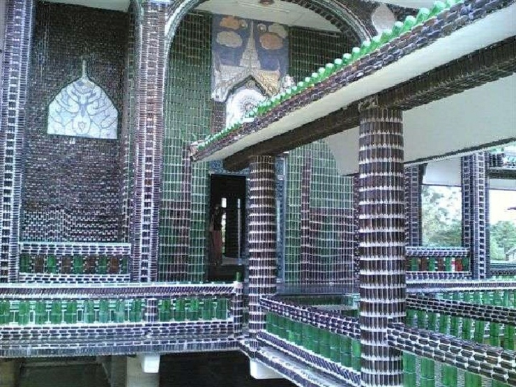 Este templo budista está bien iluminado por la luz natural luz natural ilumina templo budista