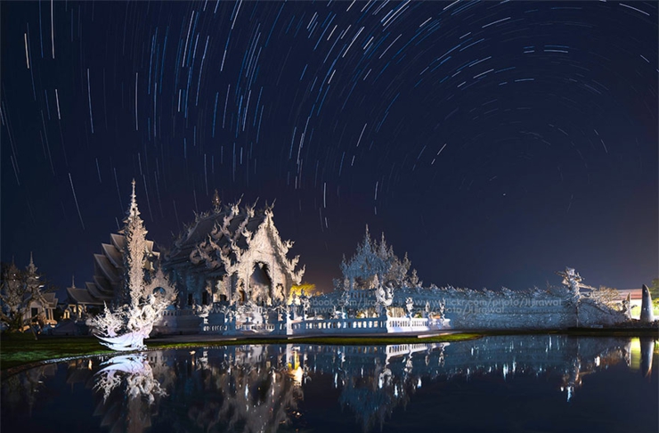 La belleza del templo budista – vista nocturna magnifico bello templo budista