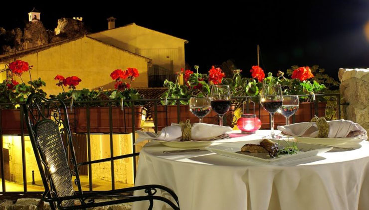 visitantes disfrutan noches alicantinas