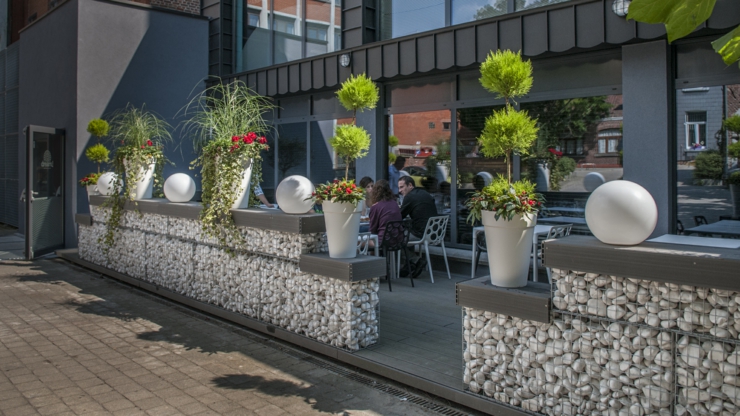 Tomar un té en la terraza cubierta exterior de este acogedor hotel-boutique pelax terraza externa hotel boutique