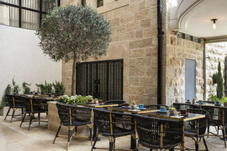 Terraza ambiente relajante en el Harmoni Hotel amplia terraza interior soleada
