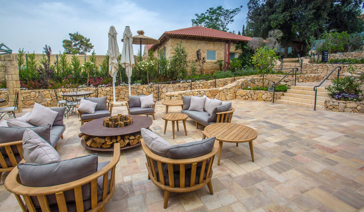 Terraza amplia para momentos de relax en intimidad coqueto hotel boutique situado montana jerusalen