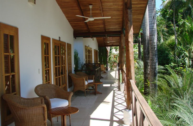 Terraza de suite lujosa en hotel en Costa Rica, rodeada de jardines tropicales falls resort manuel antonio